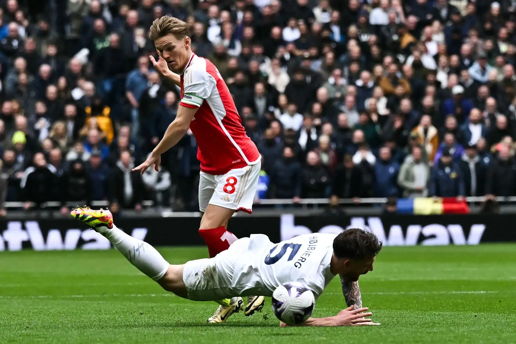 El centrocampista noruego del Arsenal Martin Odegaard se enfrenta al centrocampista danés del Tottenham Hotspur Pierre-Emile Hojbjerg durante el partido de fútbol de la Premier League inglesa entre Tottenham Hotspur y Arsenal. 
Foto: ANDINA/AFP