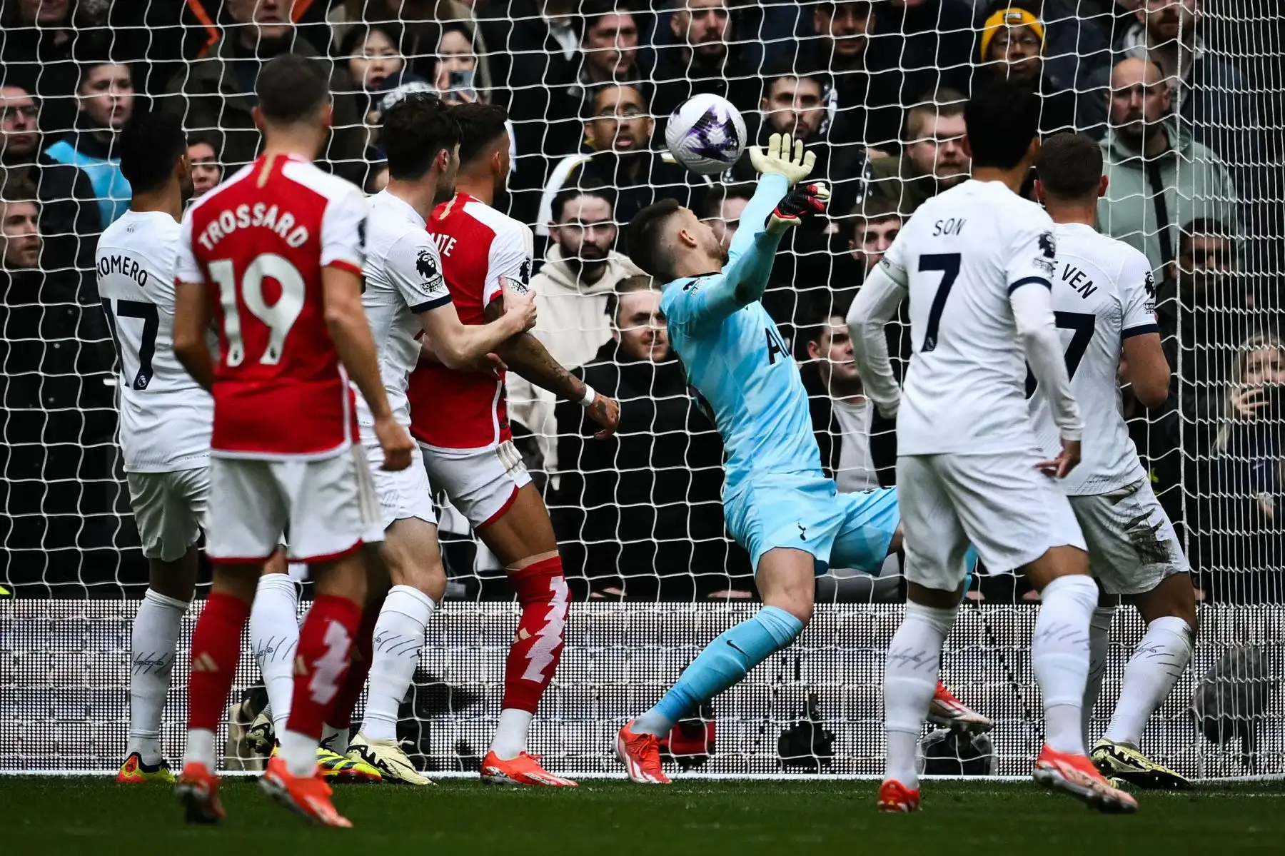 El centrocampista danés del Tottenham Hotspur, Pierre-Emile Hojbjerg, anota un gol en propia meta ante el portero italiano del Tottenham Hotspur, Guglielmo Vicario, durante el partido de fútbol de la Premier League inglesa entre Tottenham Hotspur y Arsenal.
Foto: ANDINA/AFP