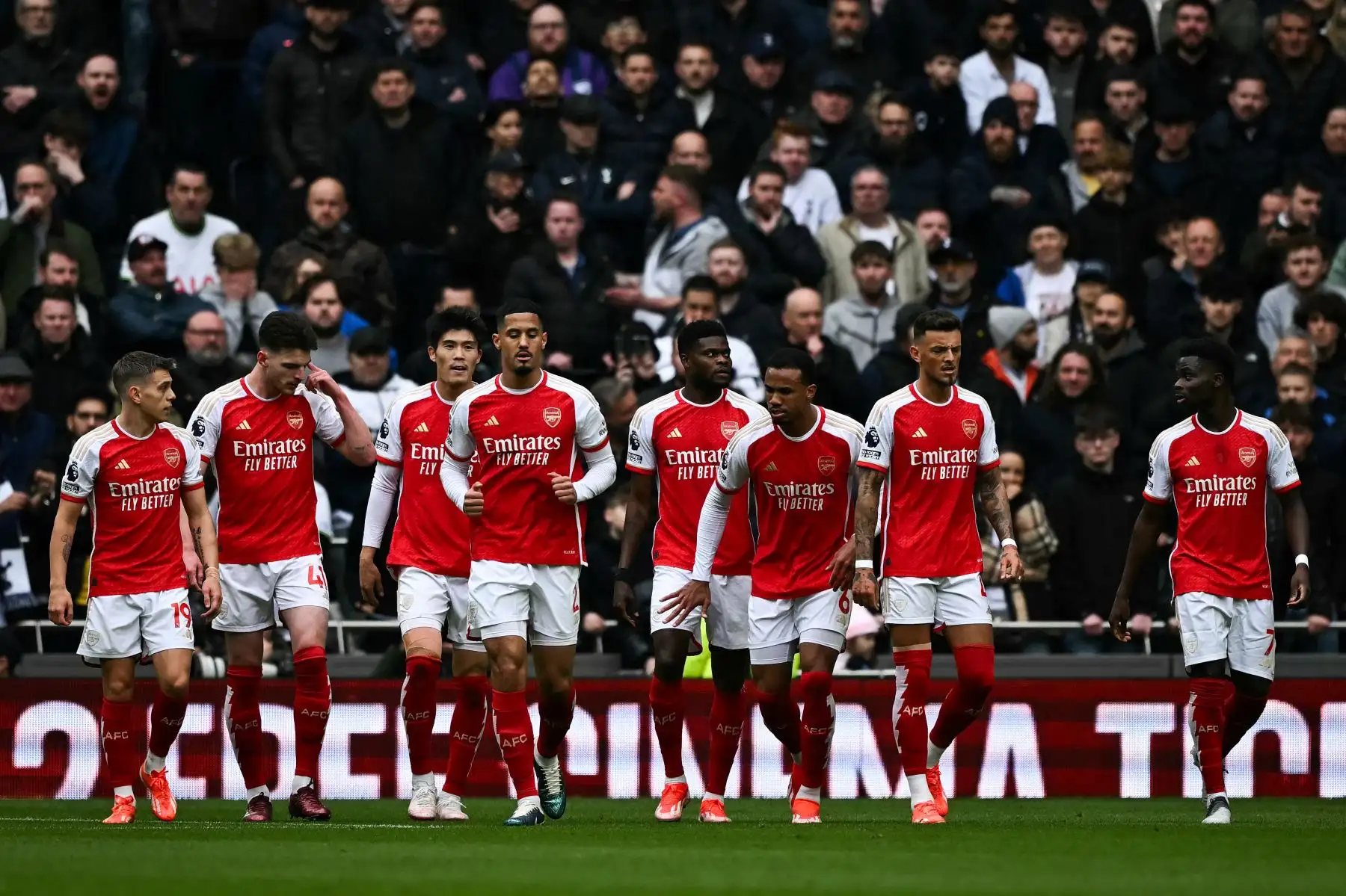 Los jugadores del Arsenal celebran tras el gol en propia meta marcado por el centrocampista danés del Tottenham Hotspur Pierre-Emile Hojbjerg durante el partido de fútbol de la Premier League inglesa entre Tottenham Hotspur y Arsenal. Foto: ANDINA/AFP