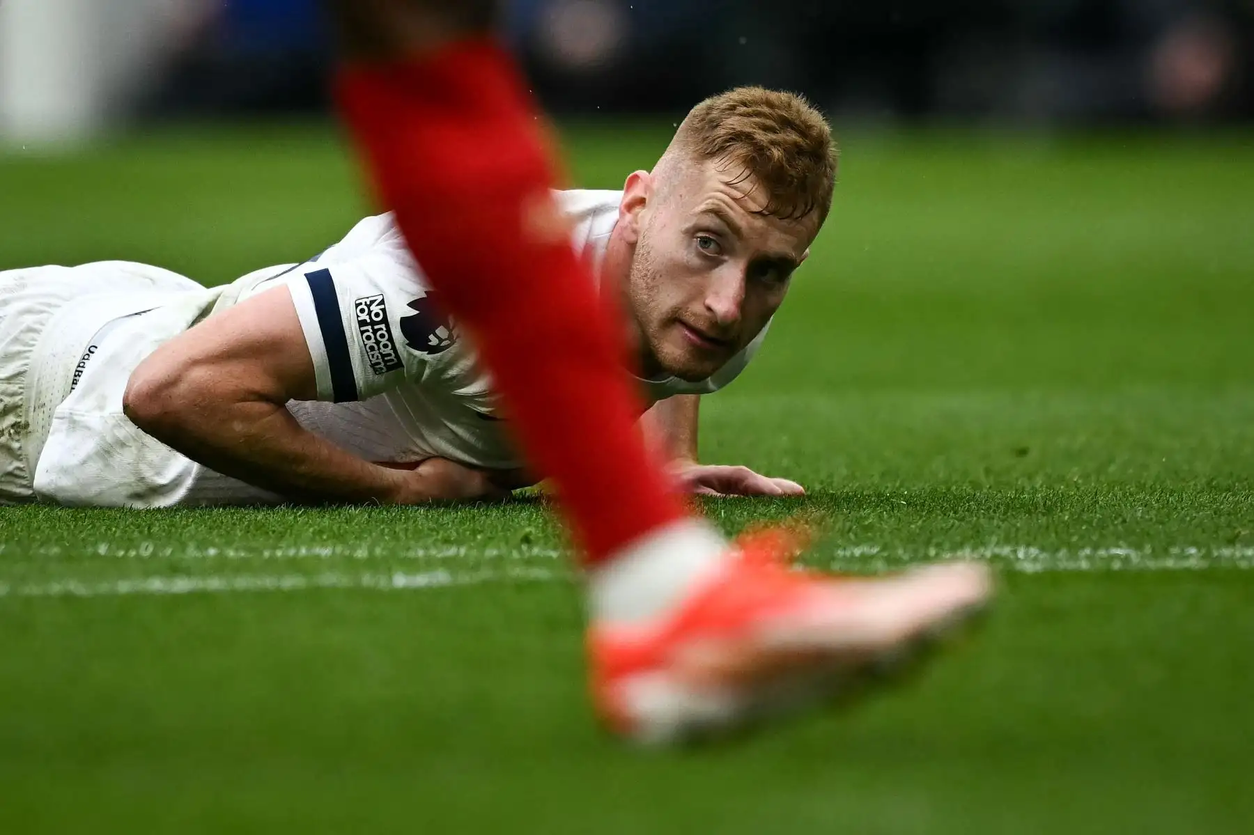 El mediocampista sueco del Tottenham Hotspur, Dejan Kulusevski, reacciona después de fallar un tiro durante el partido de fútbol de la Premier League inglesa entre Tottenham Hotspur y Arsenal. Foto: ANDINA/AFP