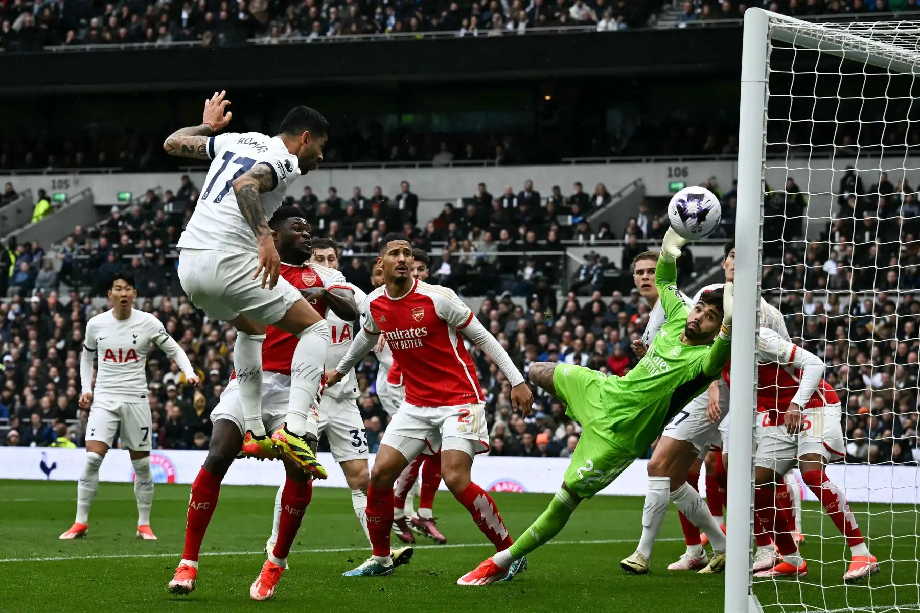 El portero español del Arsenal David Raya se lanza para detener el balón durante el partido de fútbol de la Premier League inglesa entre Tottenham Hotspur y Arsenal. Foto: ANDINA/AFP