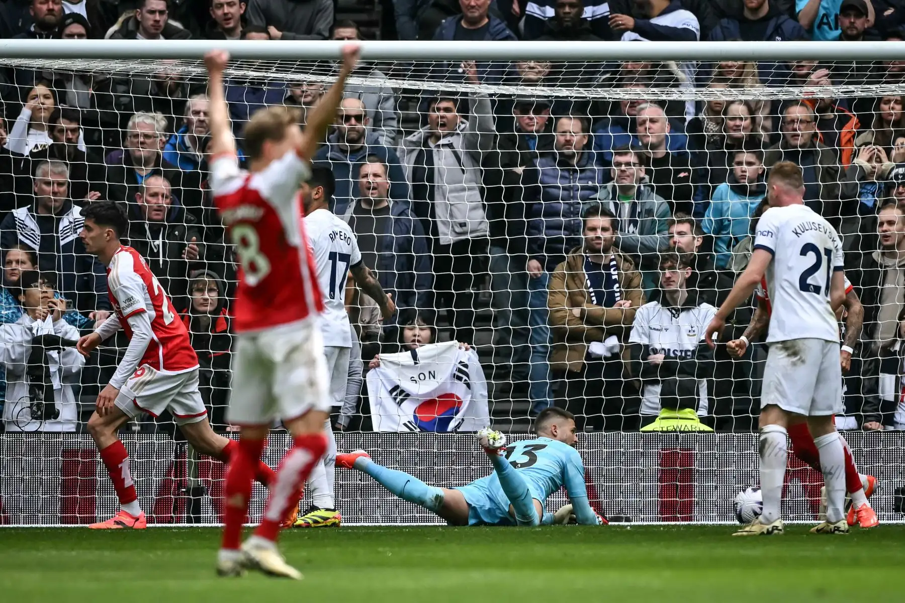 El centrocampista alemán del Arsenal Kai Havertz reacciona después de marcar el tercer gol de su equipo durante el partido de fútbol de la Premier League inglesa entre Tottenham Hotspur y Arsenal. Foto: ANDINA/AFP