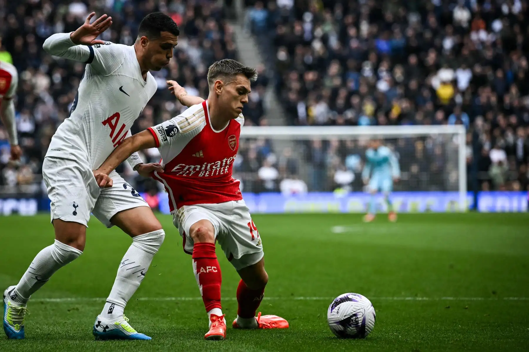 El defensor español del Tottenham Hotspur Pedro Porro lucha por el balón con el centrocampista belga del Arsenal Leandro Trossard durante el partido de fútbol de la Premier League inglesa entre Tottenham Hotspur y Arsenal. Foto: ANDINA/AFP
