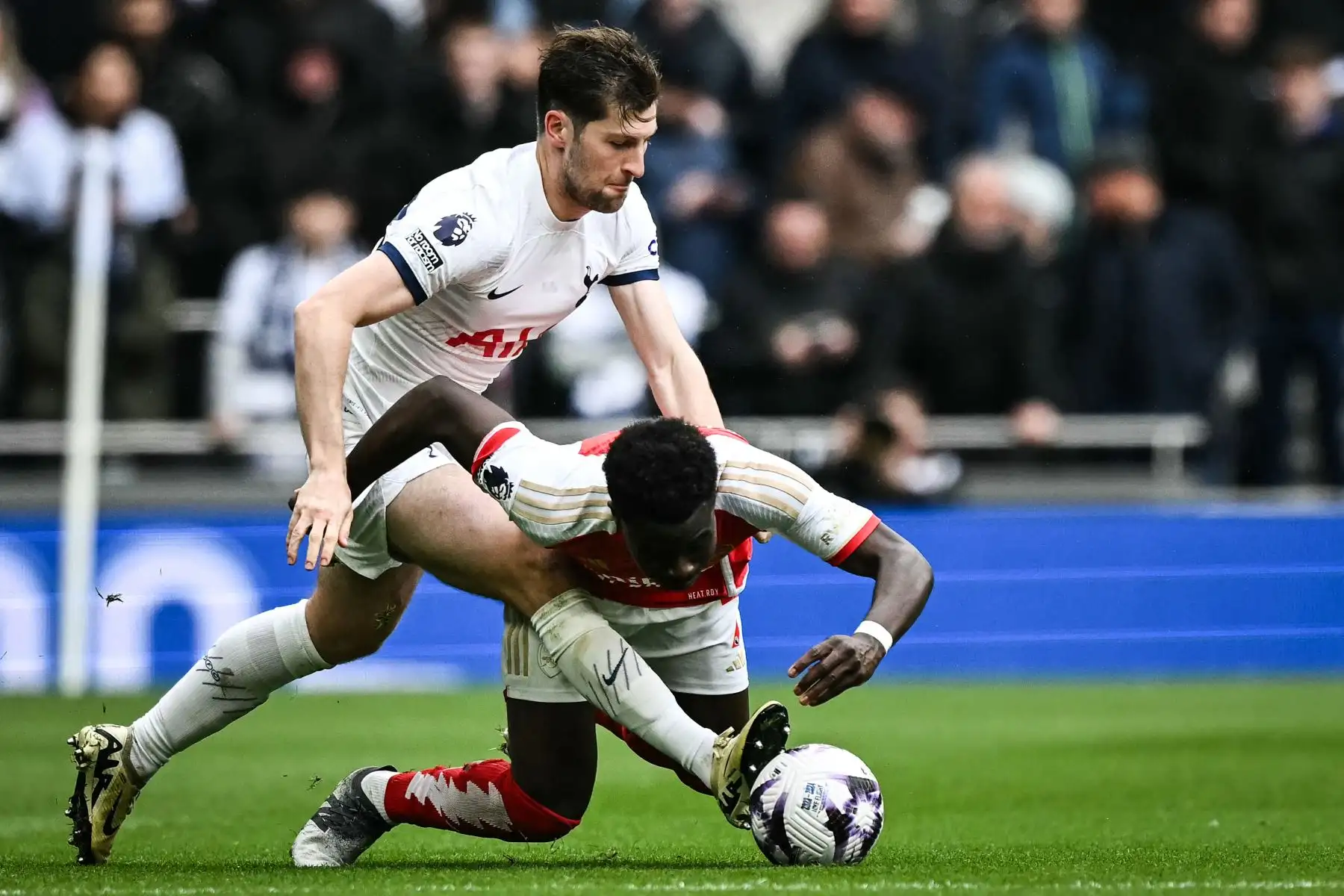 El defensor galés del Tottenham Hotspur Ben Davies se enfrenta al centrocampista inglés del Arsenal Bukayo Saka durante el partido de fútbol de la Premier League inglesa entre Tottenham Hotspur y Arsenal. Foto: ANDINA/AFP