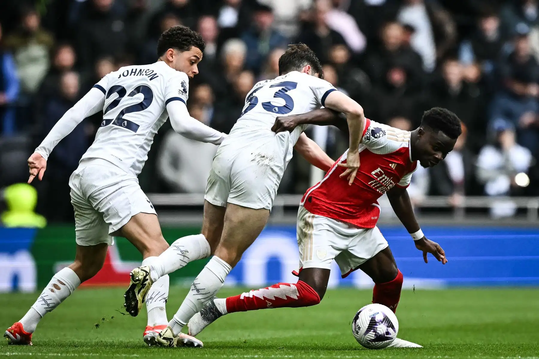 El delantero galés del Tottenham Hotspur  Brennan Johnson, el defensor galés del Tottenham Hotspur Ben Davies luchan por el balón con el centrocampista inglés del Arsenal Bukayo Saka durante el partido de fútbol de la Liga Premier inglesa entre Tottenham Hotspur y Arsenal. Foto: ANDINA/AFP