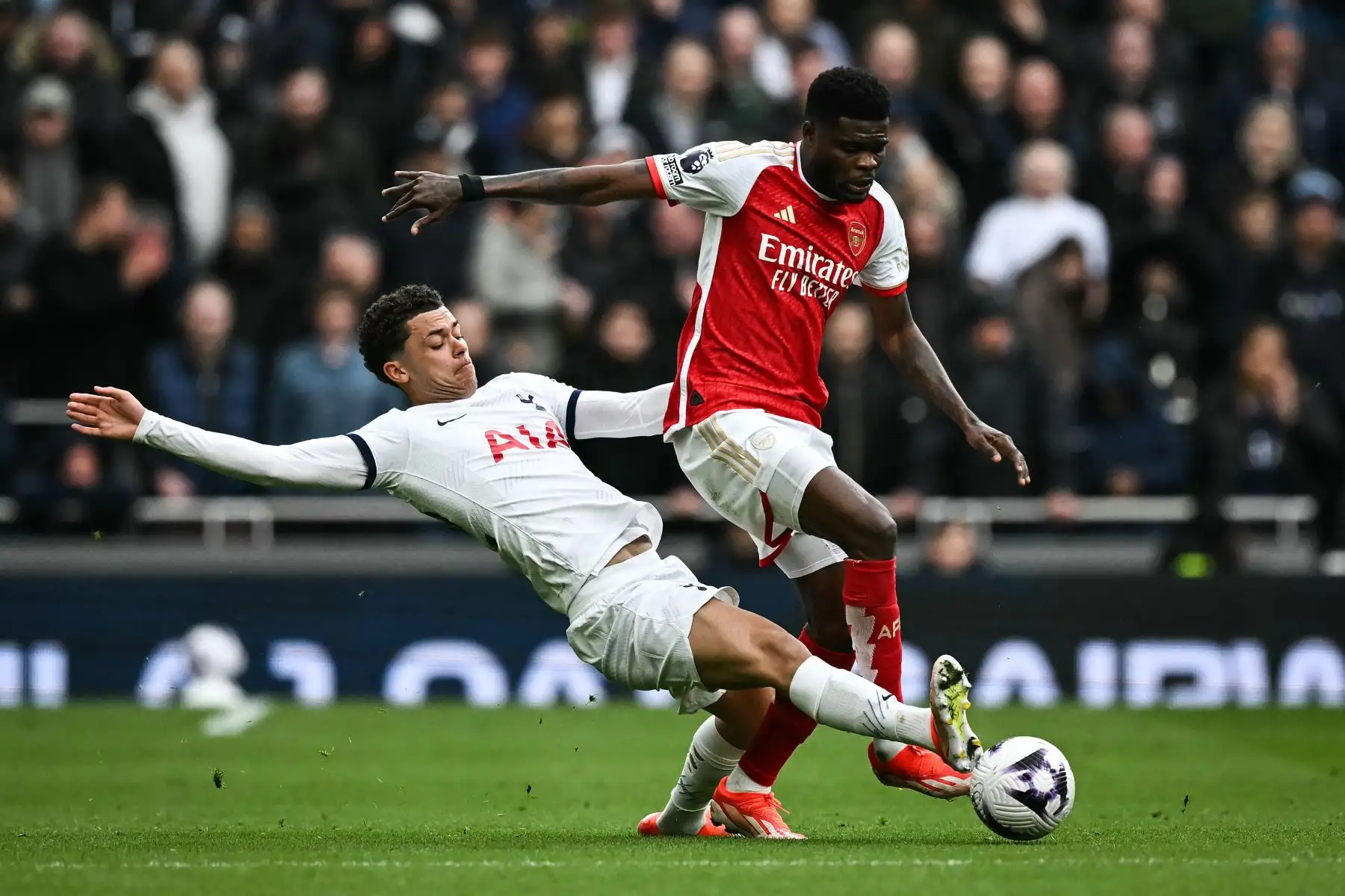 El delantero galés del Tottenham Hotspur, Brennan Johnson, lucha por el balón con el centrocampista ghanés del Arsenal Thomas Partey durante el partido de fútbol de la Premier League inglesa entre Tottenham Hotspur y Arsenal. Foto: ANDINA/AFP