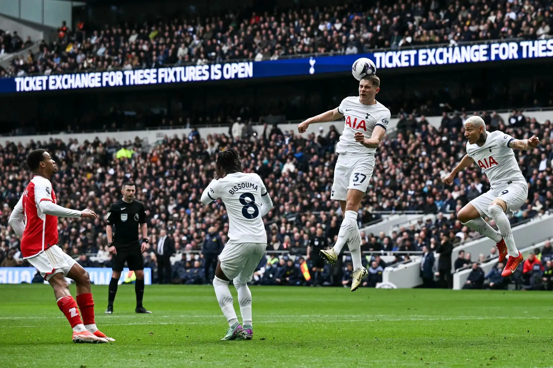 El defensor holandés del Tottenham Hotspur, Micky van de  encabeza el balón durante el partido de fútbol de la Premier League inglesa entre Tottenham Hotspur y Arsenal. Foto: ANDINA/AFP
