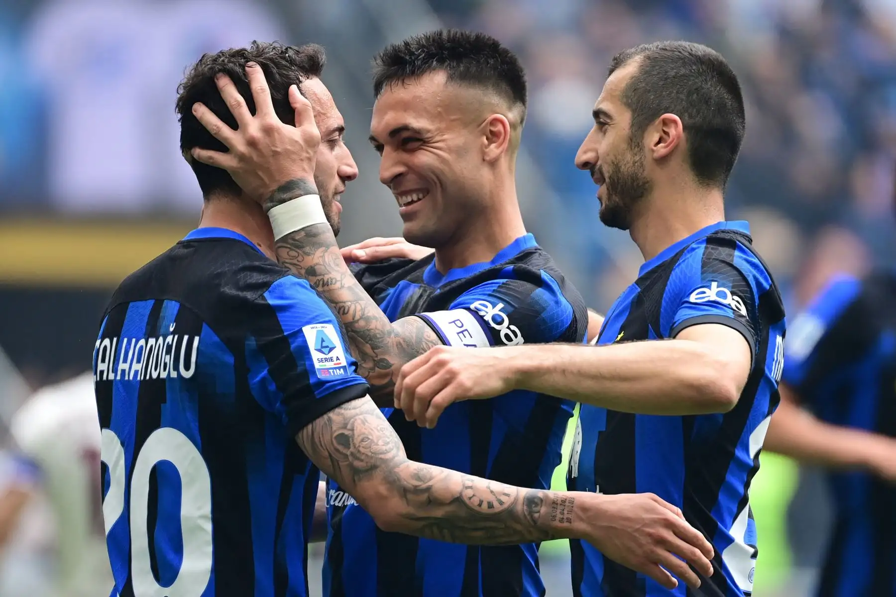 El mediocampista turco del Inter de Milán  Hakan Calhanoglu celebra con sus compañeros el delantero argentino del Inter de Milán Lautaro Martínez y el mediocampista armenio del Inter de Milán Henrikh Mkhitaryan después de anotar durante el partido de fútbol de la Serie A italiana entre el Inter de Milán y Torino. 
Foto: ANDINA/AFP