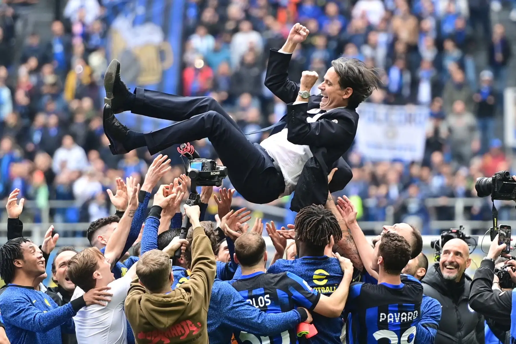 El entrenador italiano del Inter de Milán, Simone Inzaghi, es lanzado al aire por los jugadores para celebrar el scudetto al final del partido de fútbol de la Serie A italiana entre el Inter de Milán y el Torino.
Foto: ANDINA/ AFP