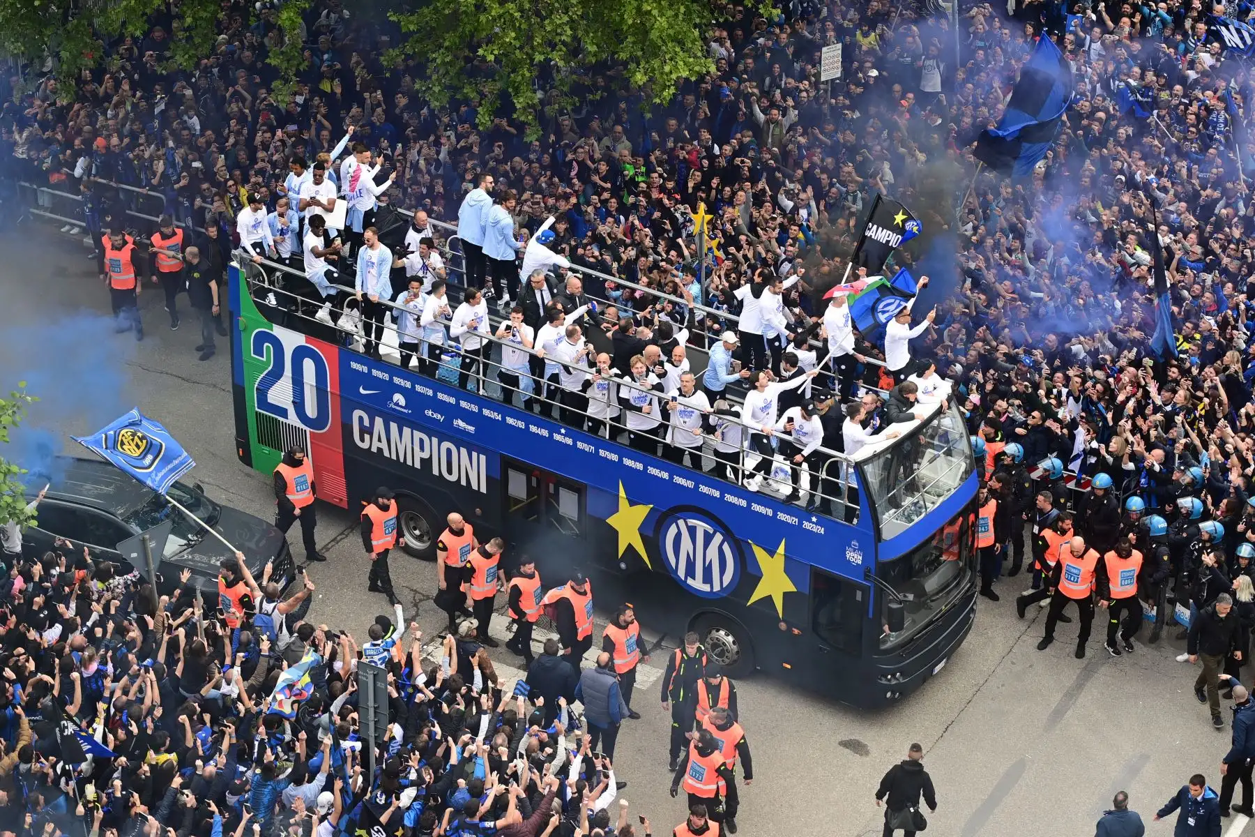 Los jugadores y el personal del Inter de Milán desfilan en un autobús para celebrar el scudetto después del partido de fútbol de la Serie A italiana entre el Inter de Milán y el Torino en las afueras del estadio de San Siro en Milán. Foto: ANDINA/AFP