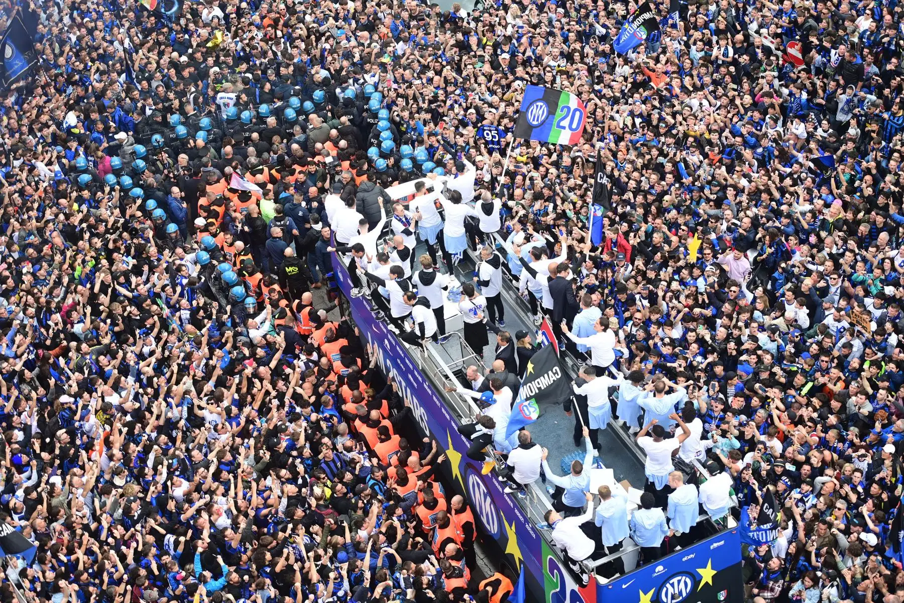 Los jugadores y el personal del Inter de Milán desfilan en un autobús para celebrar el scudetto después del partido de fútbol de la Serie A italiana entre el Inter de Milán y el Torino en las afueras del estadio de San Siro en Milán. Foto: ANDINA/AFP