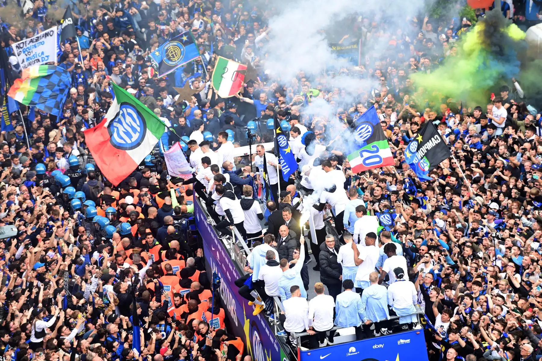 Los jugadores y el personal del Inter de Milán desfilan en un autobús para celebrar el scudetto después del partido de fútbol de la Serie A italiana entre el Inter de Milán y el Torino en las afueras del estadio de San Siro en Milán. Foto: ANDINA/AFP