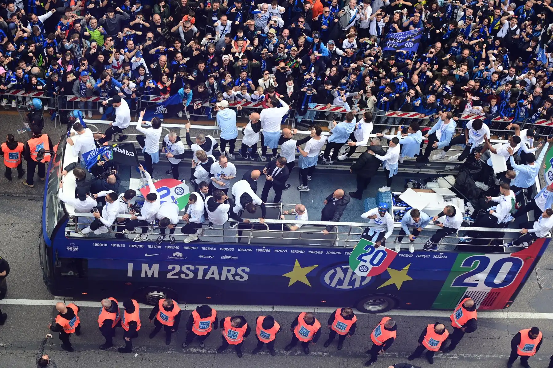 Los jugadores y el personal del Inter de Milán desfilan en un autobús para celebrar el scudetto después del partido de fútbol de la Serie A italiana entre el Inter de Milán y el Torino en las afueras del estadio de San Siro en Milán. Foto: ANDINA/AFP