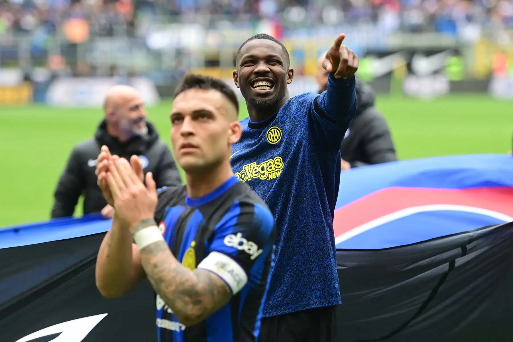 El delantero argentino del Inter de Milán  Lautaro Martínez y el delantero francés del Inter de Milán Marcus Thuram celebran al final del partido de fútbol de la Serie A italiana entre el Inter de Milán y el Torino en el estadio de San Siro de Milán. Foto: ANDINA/AFP