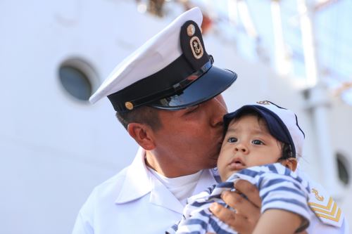 Miembros de la tripulación del B.A.P Unión conocieron a sus bebés tras su retorno al Perú