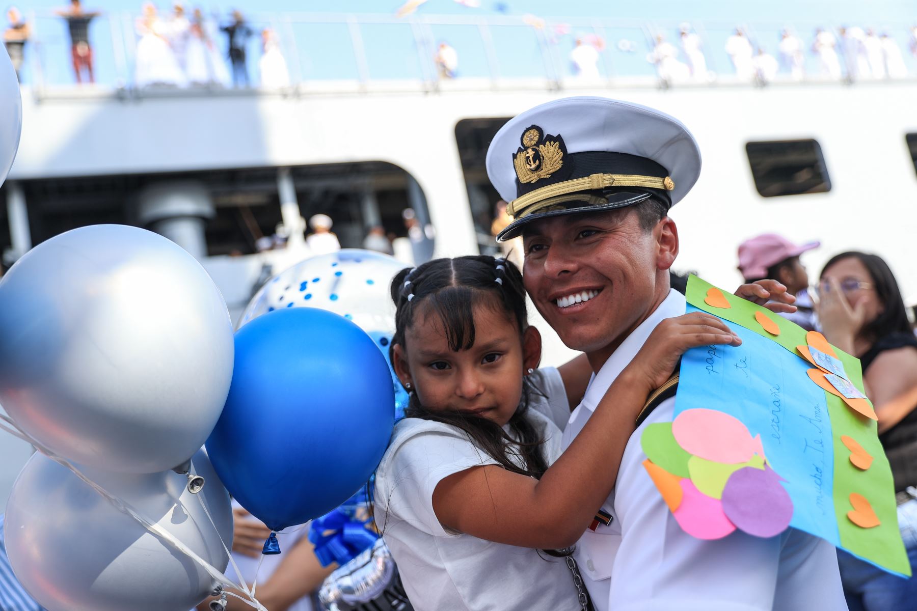 Miembros de la tripulación del buque escuela a vela B.A.P. Unión conocieron a sus bebés luego de su retorno al Perú. Fotos: ANDINA/Jhonel Rodríguez Robles