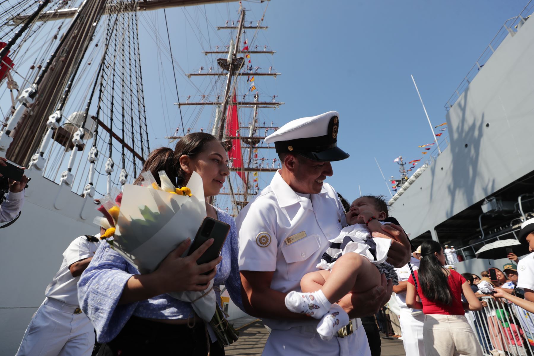 Miembros de la tripulación del buque escuela a vela B.A.P. Unión conocieron a sus bebés luego de su retorno al Perú. Fotos: ANDINA/Jhonel Rodríguez Robles