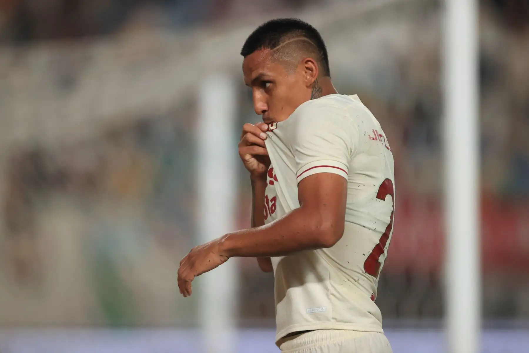 Alex Valera celebra su anotación. Universitario enfrenta a Comerciantes Unidos en el Estadio Monumental por el Torneo Apertura de la Liga 1. Foto: ANDINA/Jhonel Rodríguez Robles