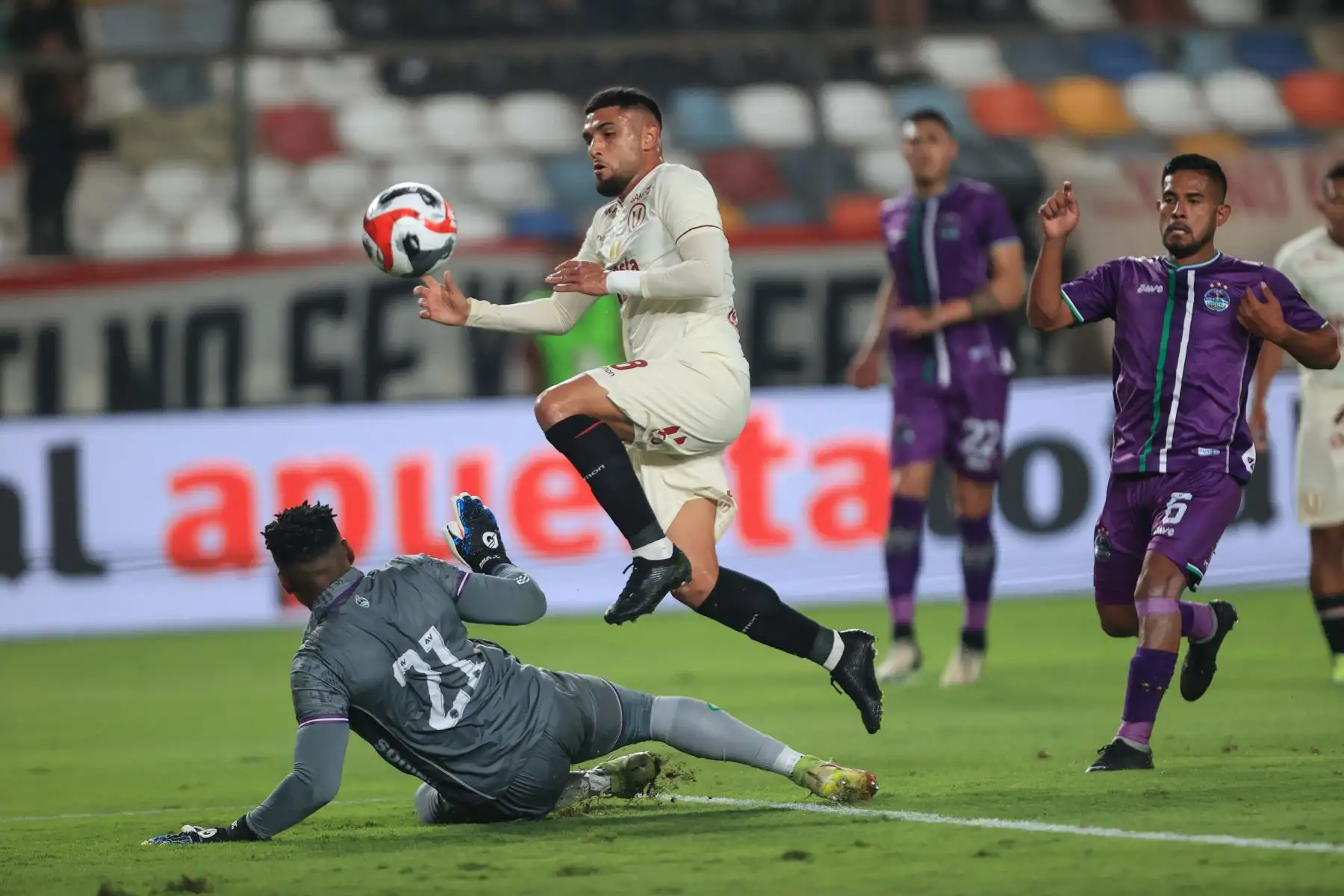 Universitario enfrenta a Comerciantes Unidos en el Estadio Monumental por el Torneo Apertura de la Liga 1. Foto: ANDINA/Jhonel Rodríguez Robles