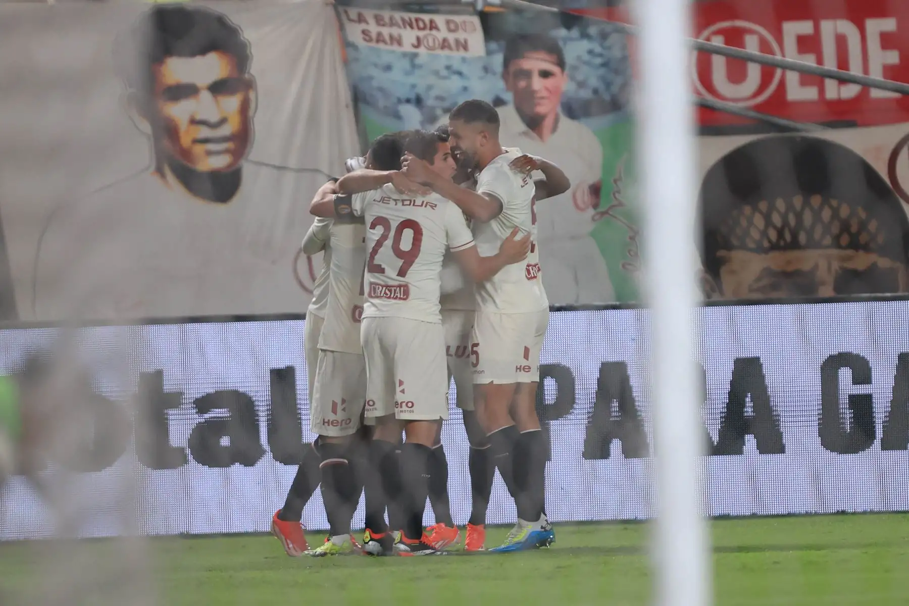 Universitario enfrenta a Comerciantes Unidos en el Estadio Monumental por el Torneo Apertura de la Liga 1. Foto: ANDINA/Jhonel Rodríguez Robles