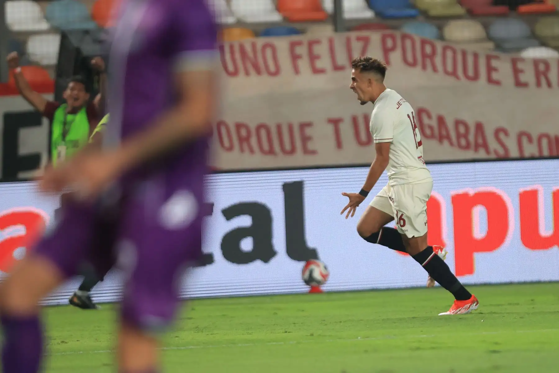 Universitario enfrenta a Comerciantes Unidos en el Estadio Monumental por el Torneo Apertura de la Liga 1. Foto: ANDINA/Jhonel Rodríguez Robles
