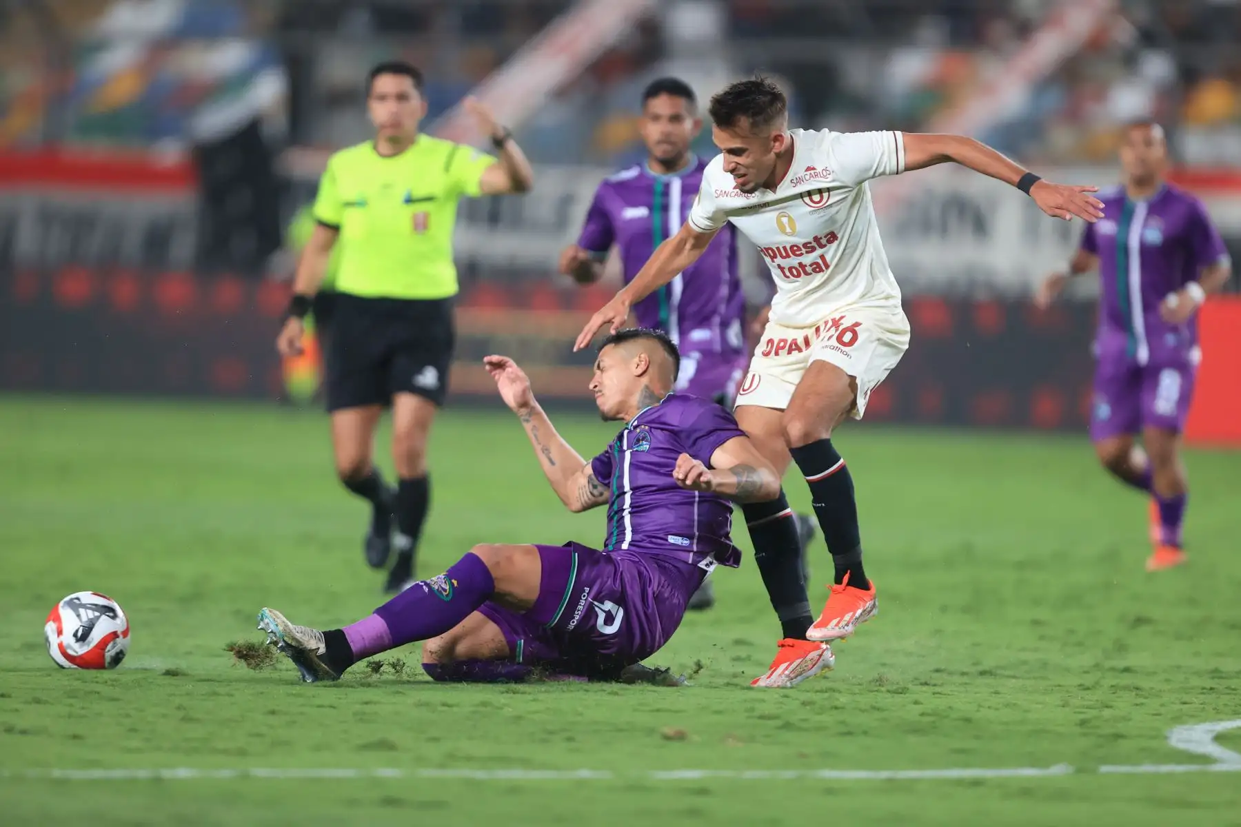 Universitario enfrenta a Comerciantes Unidos en el Estadio Monumental por el Torneo Apertura de la Liga 1. Foto: ANDINA/Jhonel Rodríguez Robles