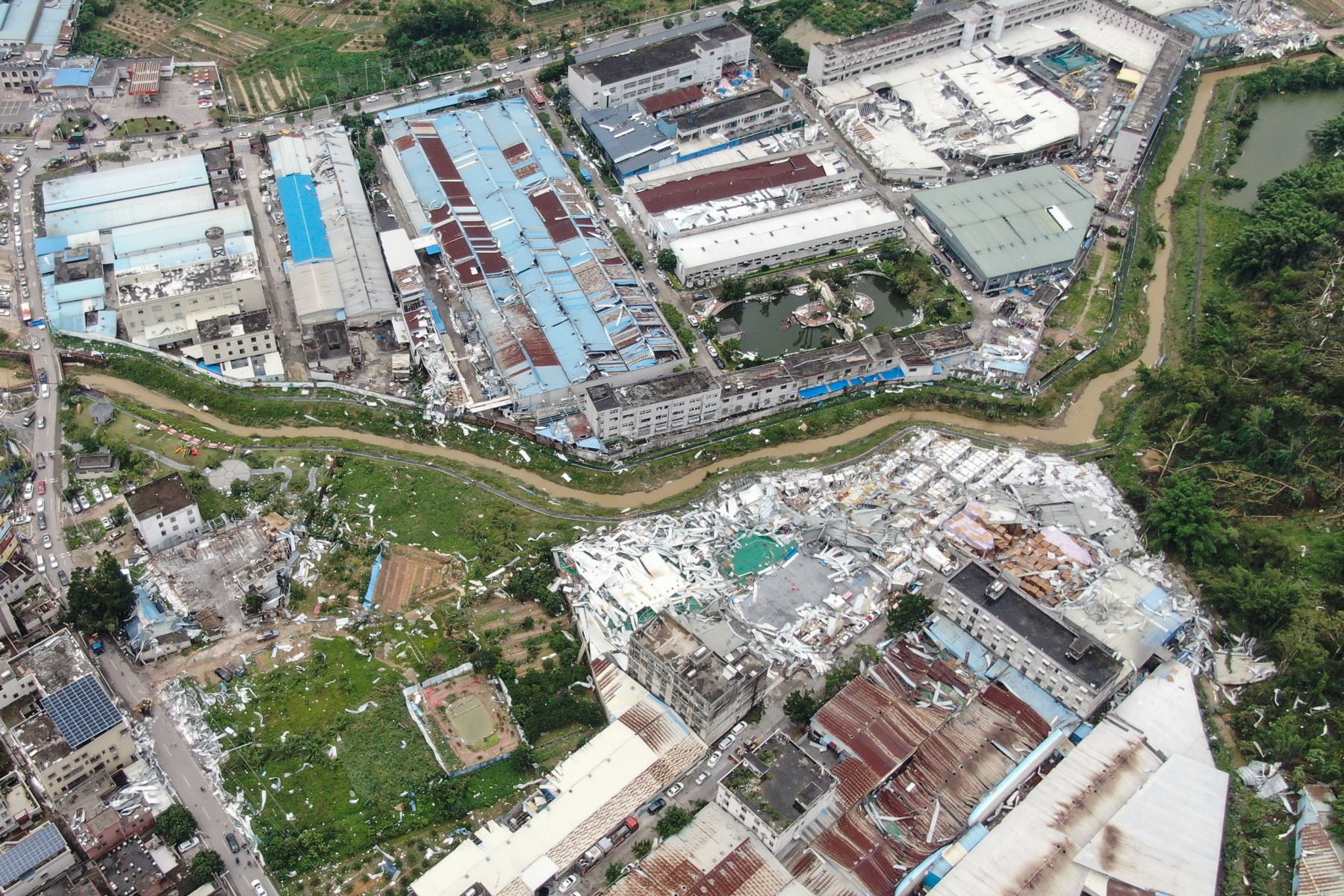 Una foto aérea con dron muestra edificios dañados después de un tornado en la aldea de Chendong de la ciudad de Zhongluotan del distrito de Baiyun, Guangzhou, provincia de Guangdong, China, 28 de abril de 2024. Al menos cinco personas murieron y 33 otros resultaron heridos. Foto: EFE