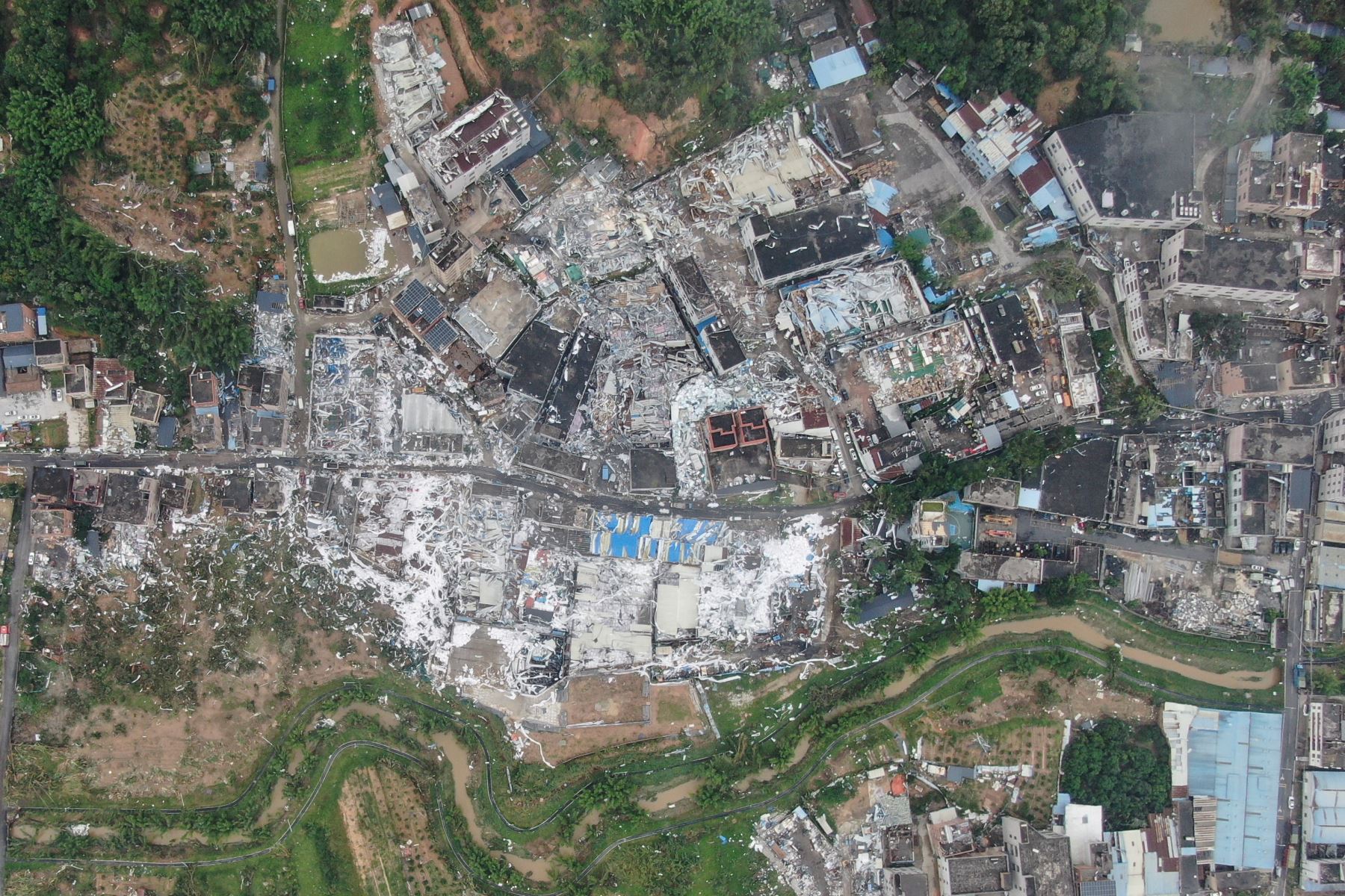 Una foto aérea con dron muestra edificios dañados después de un tornado en la aldea de Chendong de la ciudad de Zhongluotan del distrito de Baiyun, Guangzhou, provincia de Guangdong, China, 28 de abril de 2024. Al menos cinco personas murieron y 33 otros resultaron heridos. Foto: EFE