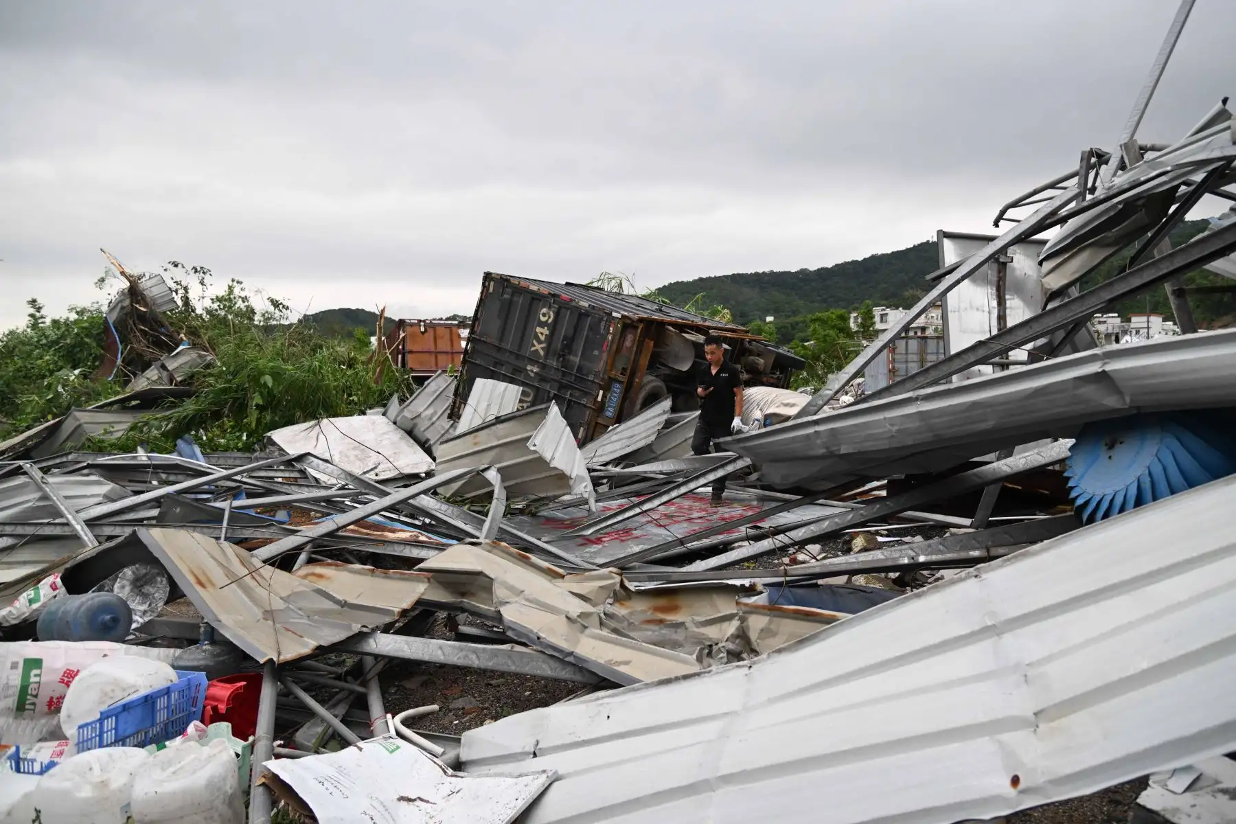 Un edificio dañado en la aldea de Guangming de la ciudad de Zhongluotan del distrito de Baiyun, Guangzhou, provincia de Guangdong, China, 28 de abril de 2024. Foto: EFE