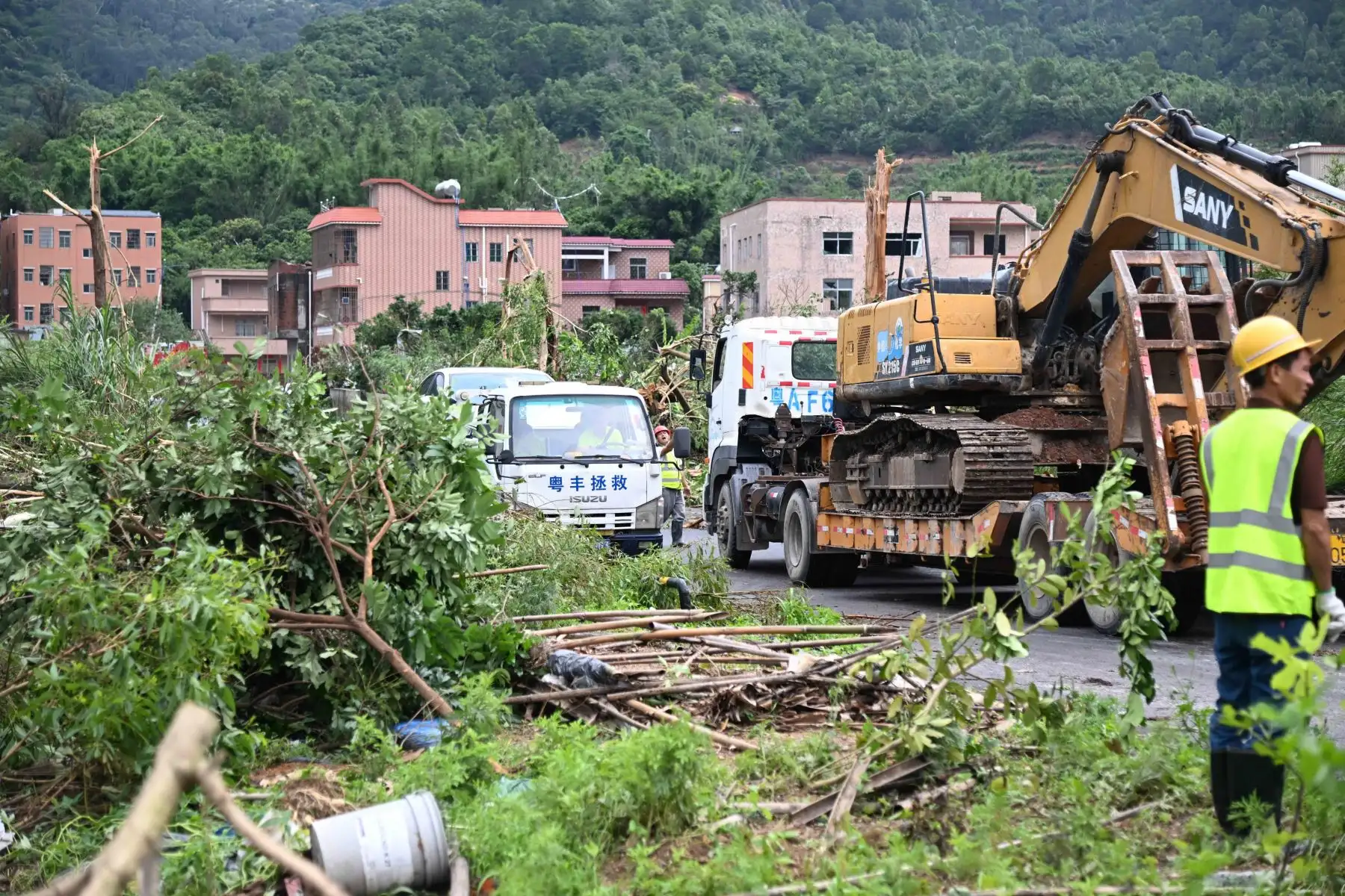 Rescatistas trabajando después del tornado en la aldea de Guangming de la ciudad de Zhongluotan del distrito de Baiyun, Guangzhou, provincia de Guangdong, China, 28 de abril de 2024. Foto: EFE