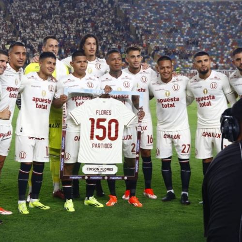 Edison Flores fue homenajeado al cumplir 150 partidos con la camiseta de Universitario