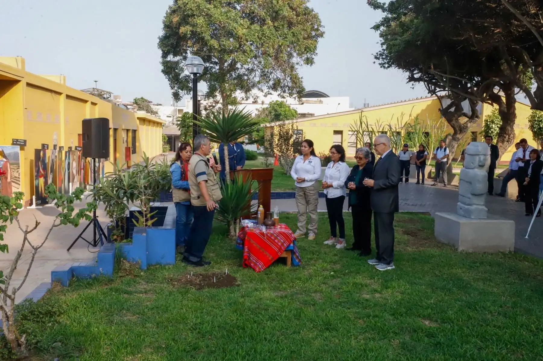 La ministra de Cultura, Leslie Urteaga Peña, participó en la ceremonia de “pago a la tierra” previa al inicio de las obras civiles del Proyecto de Mejoramiento de los servicios de Exposición Permanente y Almacenamiento del Patrimonio Cultural Mueble Histórico y Artístico del Museo Nacional de Arqueología, Antropología e Historia del Perú ubicado en Pueblo Libre. 

Foto: ANDINA/Mincul