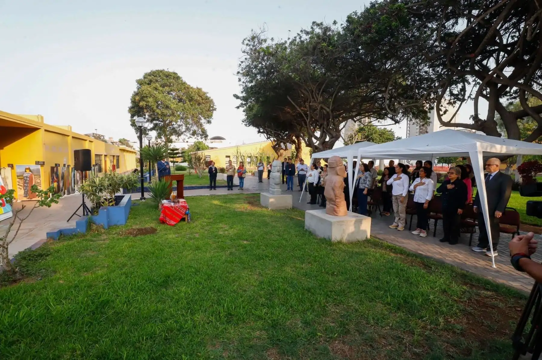 En esta ceremonia, estuvieron presentes, la alcaldesa de Pueblo Libre, Mónica Tello;  la exministra de Cultura, Sonia Guillén; el director de Museo Nacional de Arqueología, Antropología e Historia del Perú, Rafael Varón, entre otras autoridades.
Foto: ANDINA/Mincul