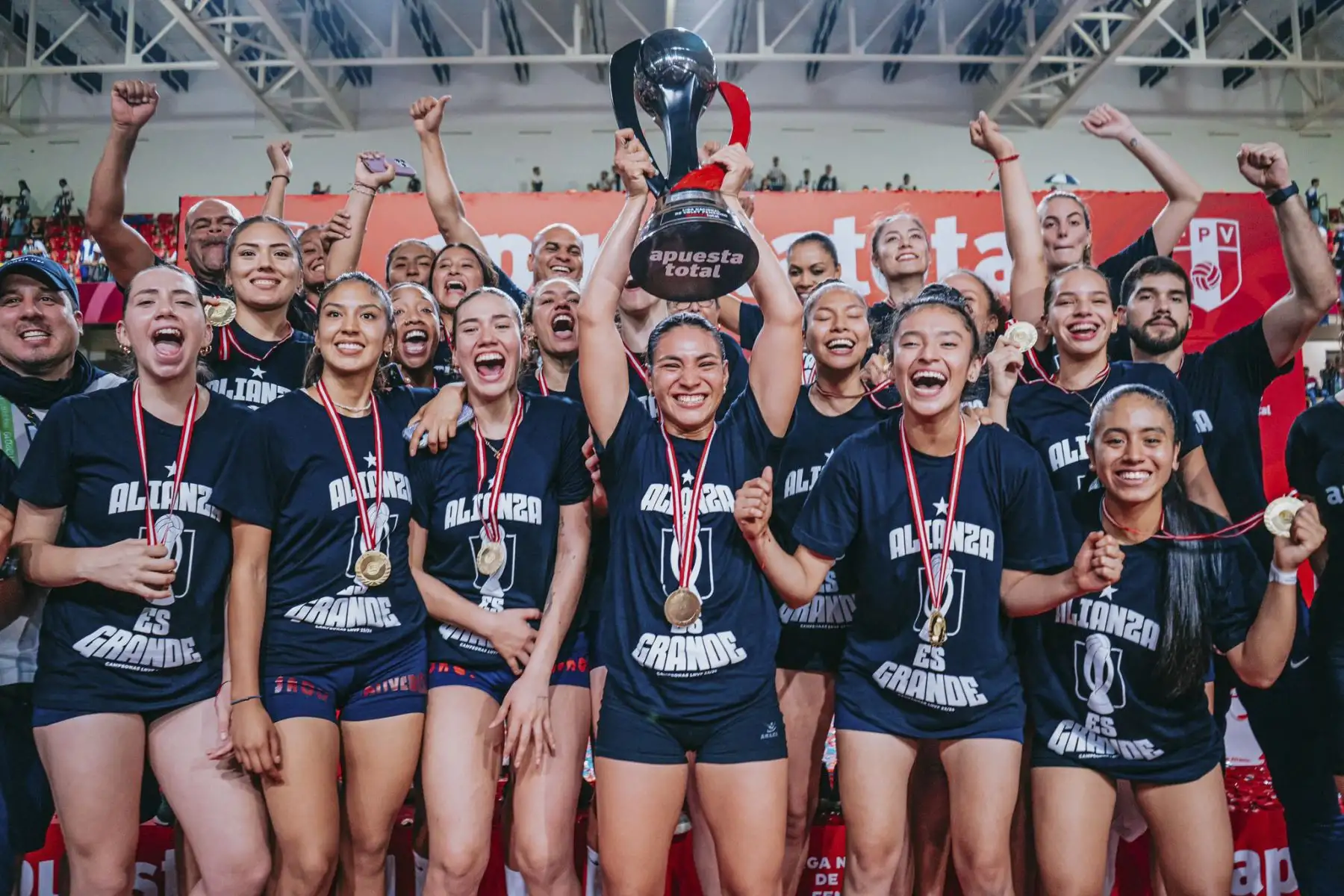 Alianza Lima se coronó campeón de la Liga Nacional Superior de Vóley al ganar este domingo 3 set a 1 a la Universidad San Martín en el partido 