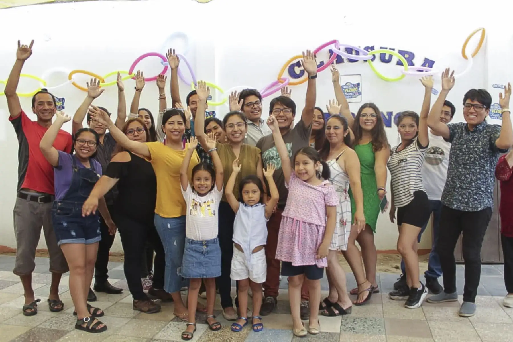 Mucho ha vivido este profesor. Desde enseñar gratis a grupos de 10, 20, 30 personas hasta llegar a 700 en San Marcos, cuando fue parte de Quechua para todos. Llegaron a 10,000 personas, entre el 2018 e inicios del 2020. Es parte del equipo de Lenguas Originarias de TV-Perú. En el programa Ñuqanchik se dedica a la traducción, interpretación y locución en quechua de noticias.
Foto: ANDINA/Archivo personal