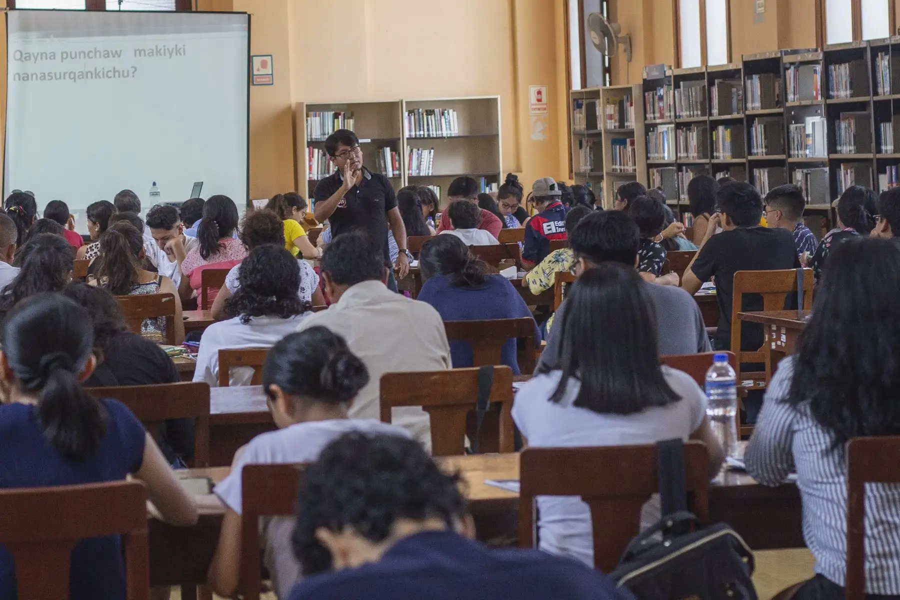 Mucho ha vivido este profesor. Desde enseñar gratis a grupos de 10, 20, 30 personas hasta llegar a 700 en San Marcos, cuando fue parte de Quechua para todos. Llegaron a 10,000 personas, entre el 2018 e inicios del 2020. Es parte del equipo de Lenguas Originarias de TV-Perú. En el programa Ñuqanchik se dedica a la traducción, interpretación y locución en quechua de noticias.
Foto: ANDINA/Archivo personal