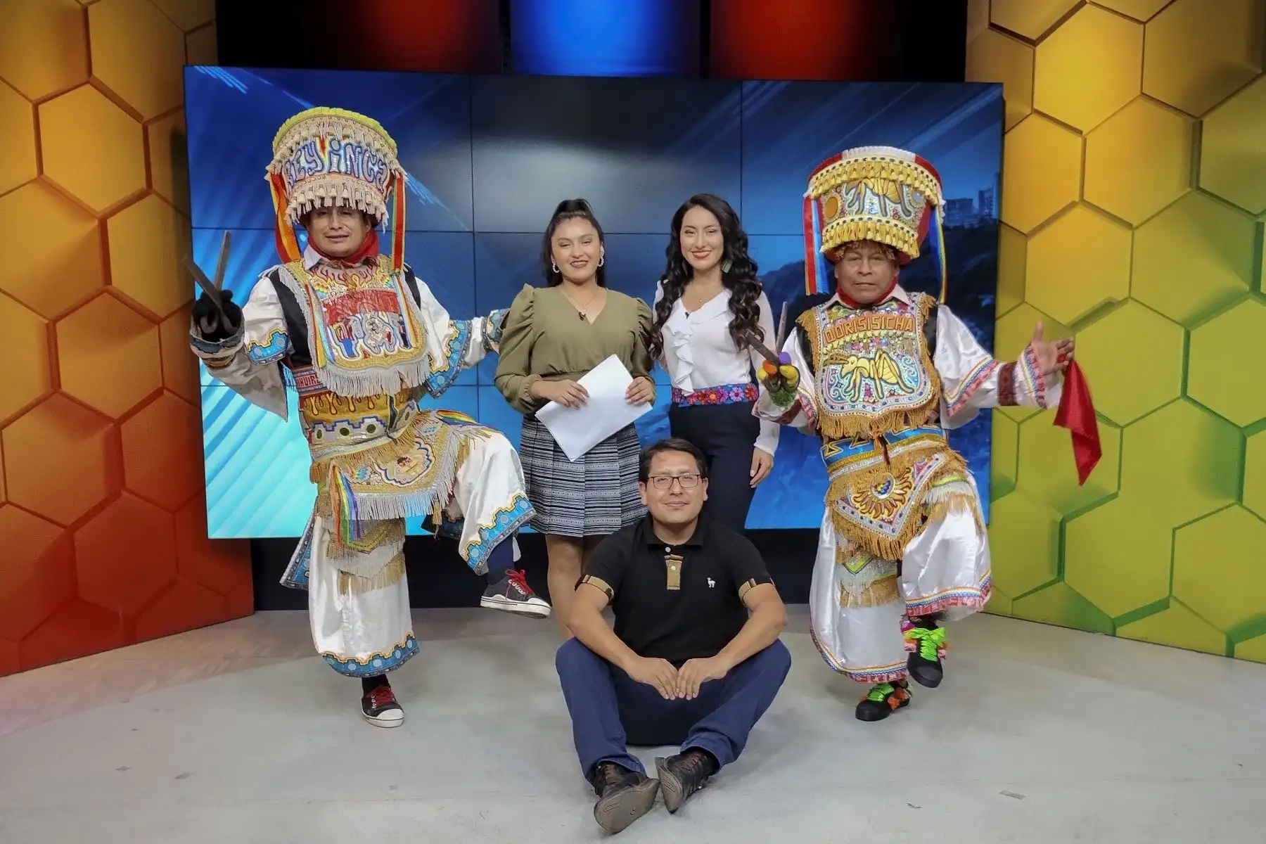 Este joven profesor hoy forma parte del equipo de Lenguas Originarias de TV-Perú, en Ñuqanchik donde traduce, interpreta y hace locución en quechua de las noticias. Además, forma parte del proyecto piloto del Ministerio de Cultura que busca enseñar lenguas originarias en cuatro escuelas públicas del país. El es profesor de quechua en el Colegio Mayor Antenor Orrego, en San Juan de Lurigancho. Los tres restantes son de otras regiones para enseñar Shipibo Konibo, Kukama y Awajun.
Foto: ANDINA/Archivo personal