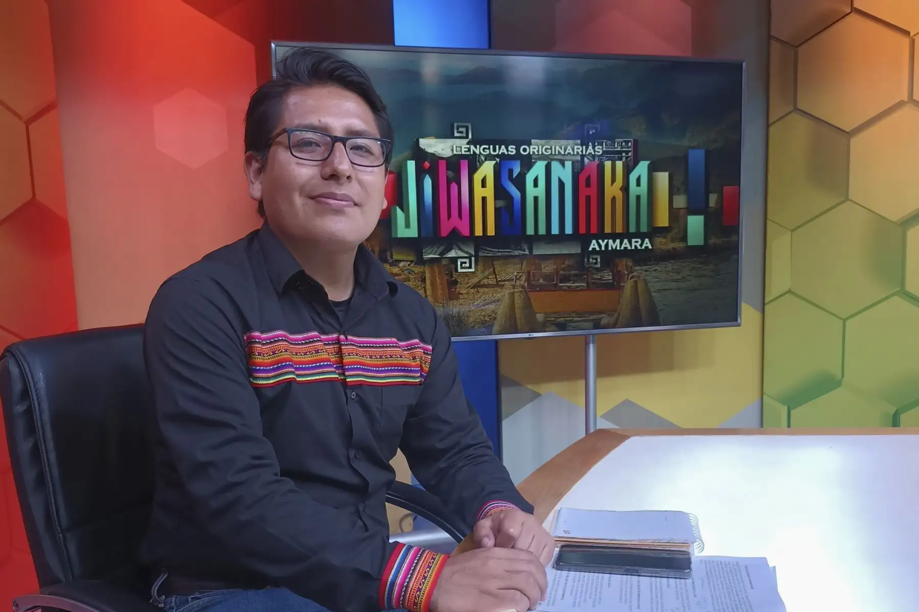 En sus tres décadas de vida, Ebert Villanueva Espino, ya se ganó un lugar como intérprete y traductor del quechua. Su deseo de echar raíces en la capital, pero sin perder su identidad, lo llevó a convertirse en un activista de la enseñanza de su lengua ancestral. Hoy, además cumple funciones como docente del Ministerio de Cultura, para bien de nuestro acervo intercultural.
Foto: ANDINA/Archivo personal