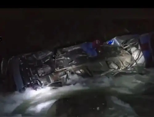 El bus con más de 35 pasajeros cayó anoche a un abismo de más de 200 metros en Celendín. El accidente deja al menos 25 fallecidos y 13 heridos.