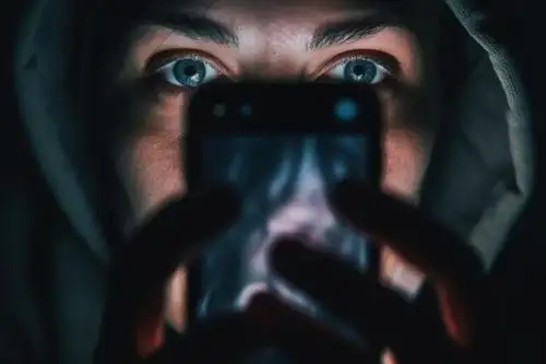 El stalkerware, un tipo de software que se ha difundido en la web, puede violar la privacidad de sus víctimas y recolectar cualquier tipo de información personal que se encuentre en el dispositivo.