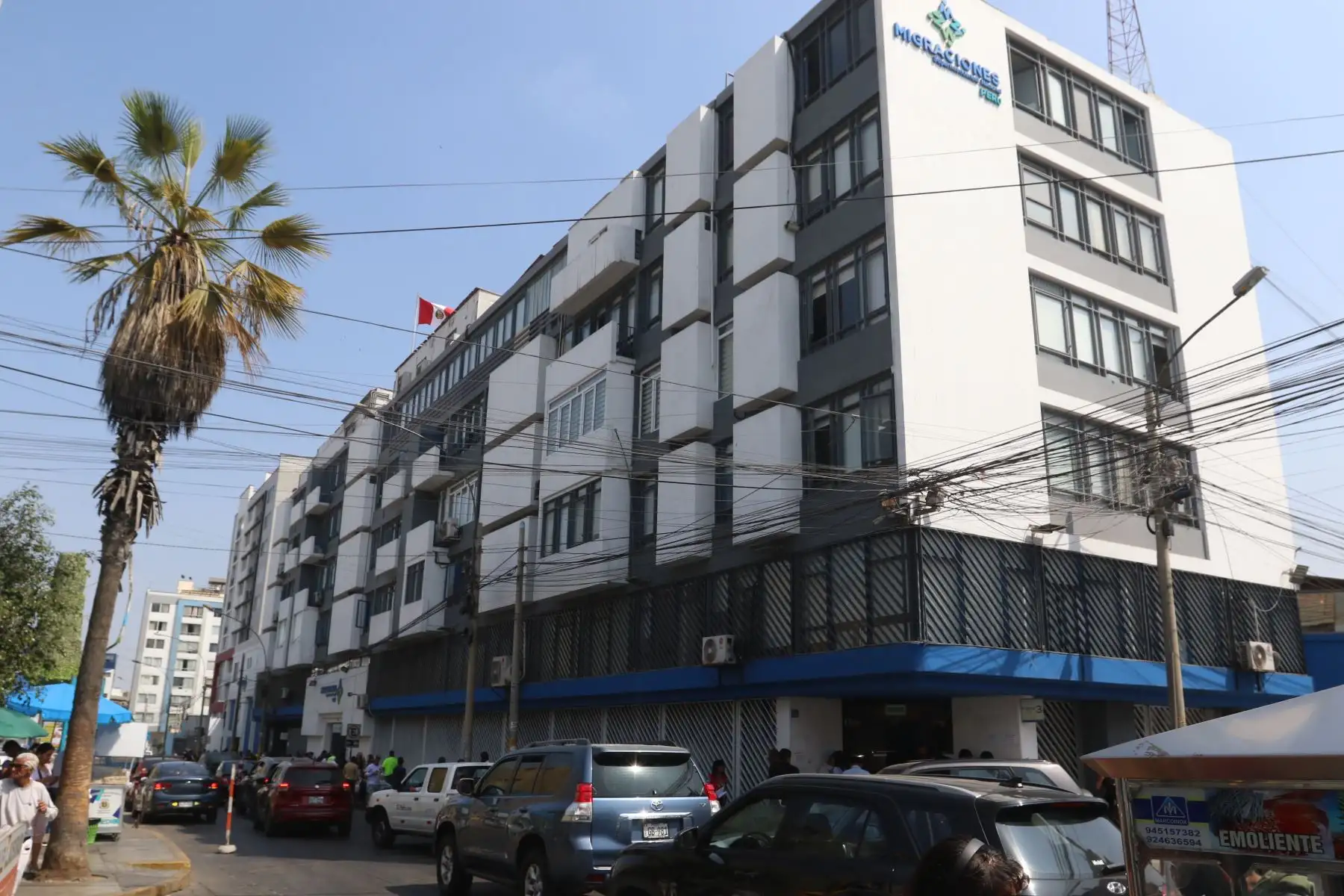 Se incrementa la afluencia de público en las inmediaciones de la Superintendencia Nacional de Migraciones, en el distrito de Breña, tras el anuncio de la ampliación de la vigencia del pasaporte electrónico por período de 10 años desde el 7 de mayo. FOTO: ANDINA/Héctor Vinces