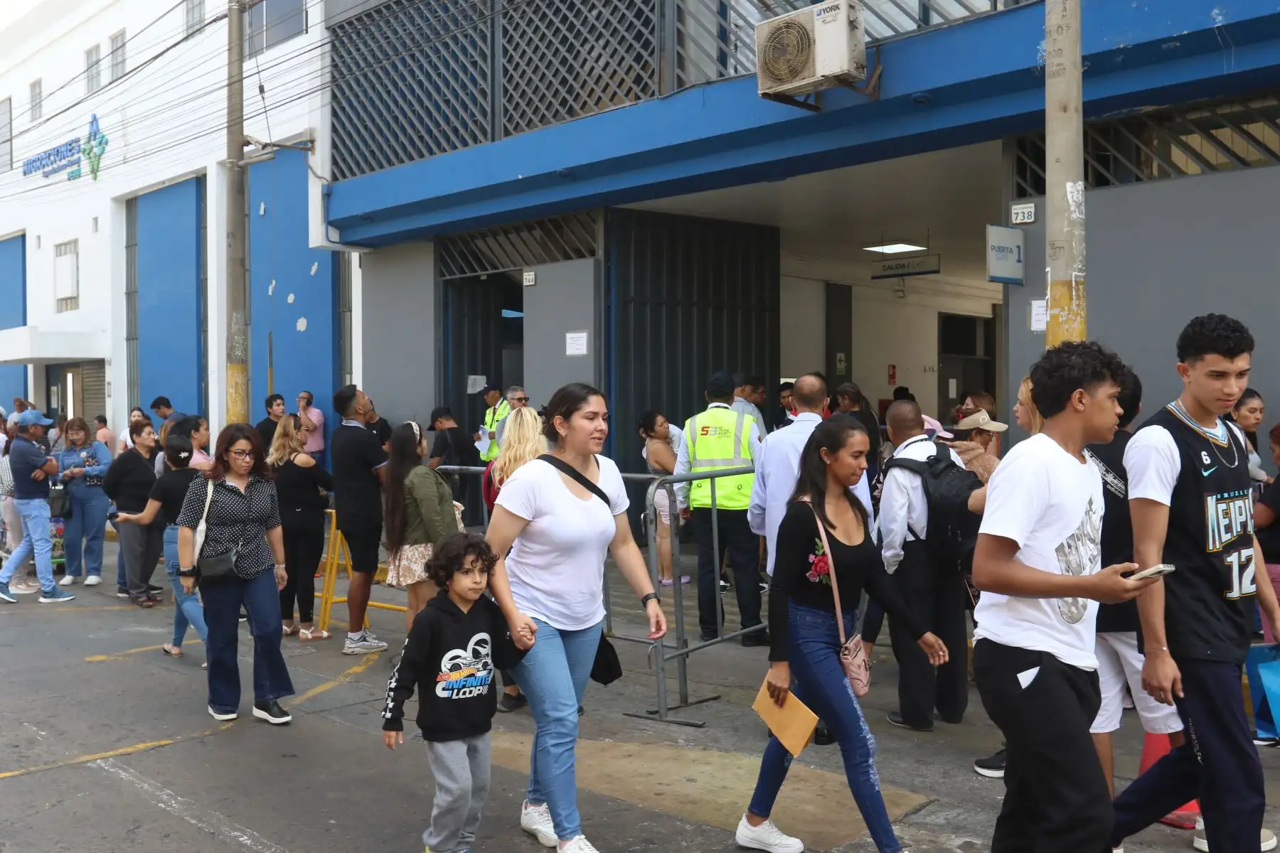 Se incrementa la afluencia de público en las inmediaciones de la Superintendencia Nacional de Migraciones, en el distrito de Breña, tras el anuncio de la ampliación de la vigencia del pasaporte electrónico por período de 10 años desde el 7 de mayo. FOTO: ANDINA/Héctor Vinces