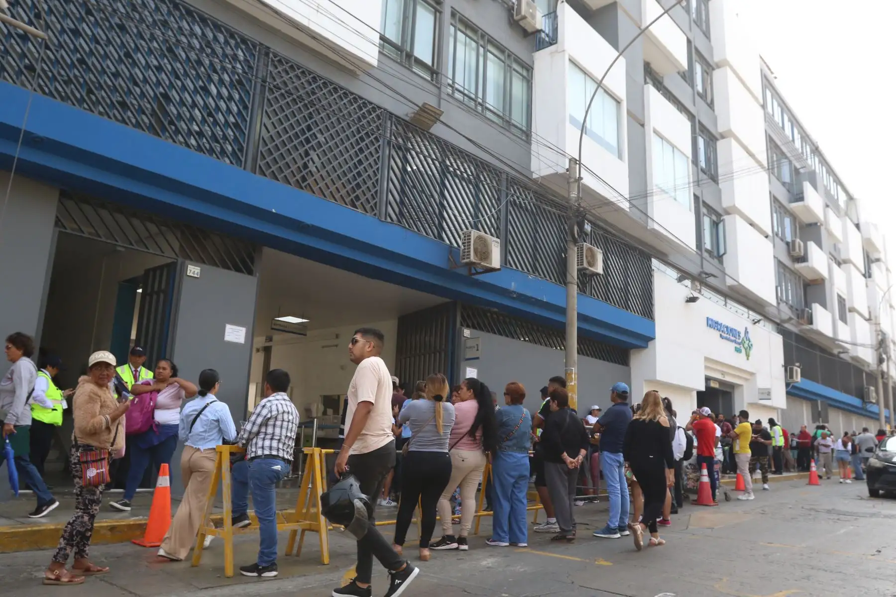 Se incrementa la afluencia de público en las inmediaciones de la Superintendencia Nacional de Migraciones, en el distrito de Breña, tras el anuncio de la ampliación de la vigencia del pasaporte electrónico por período de 10 años desde el 7 de mayo. FOTO: ANDINA/Héctor Vinces