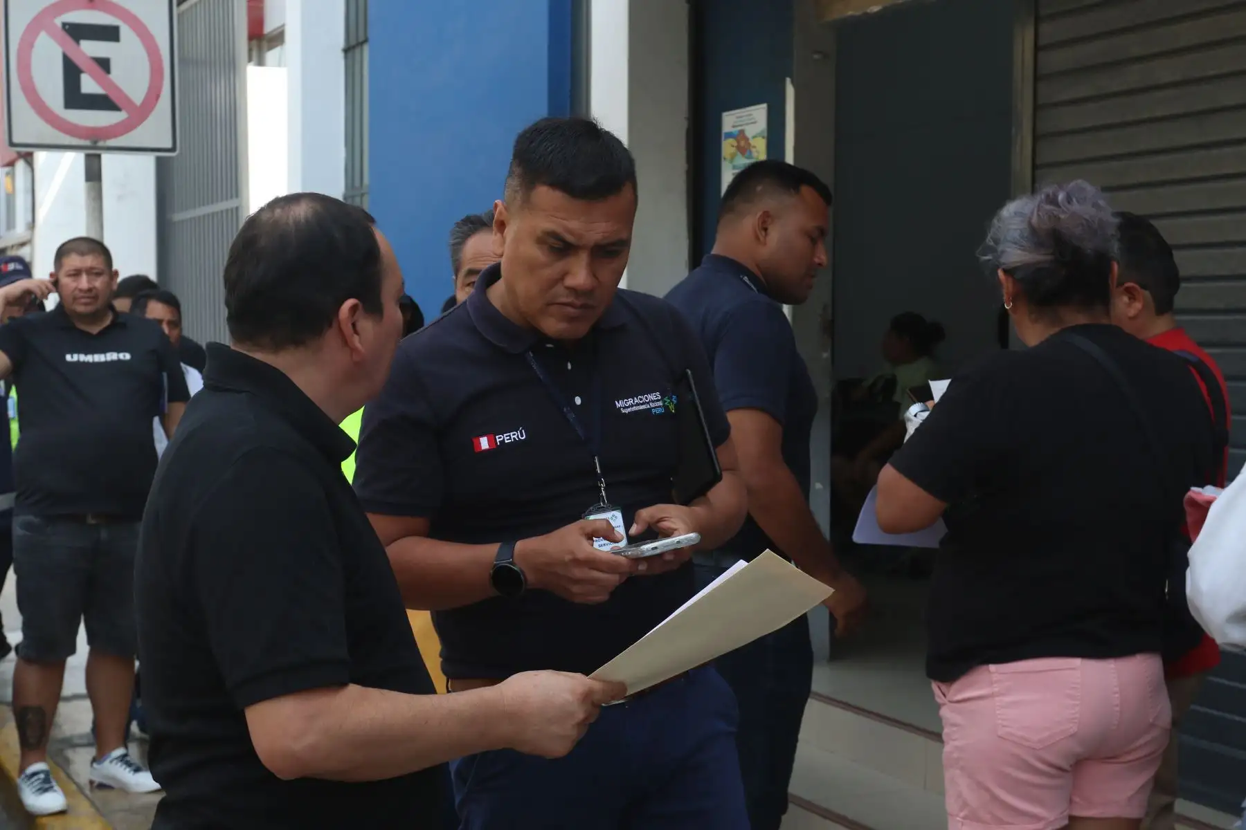 Se incrementa la afluencia de público en las inmediaciones de la Superintendencia Nacional de Migraciones, en el distrito de Breña, tras el anuncio de la ampliación de la vigencia del pasaporte electrónico por período de 10 años desde el 7 de mayo. FOTO: ANDINA/Héctor Vinces