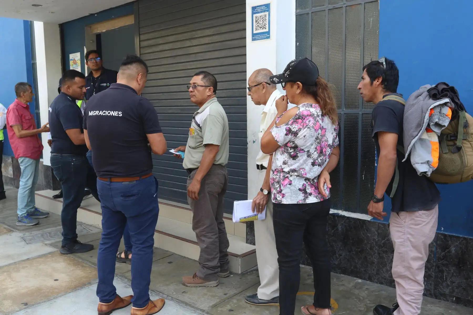 Se incrementa la afluencia de público en las inmediaciones de la Superintendencia Nacional de Migraciones, en el distrito de Breña, tras el anuncio de la ampliación de la vigencia del pasaporte electrónico por período de 10 años desde el 7 de mayo. FOTO: ANDINA/Héctor Vinces