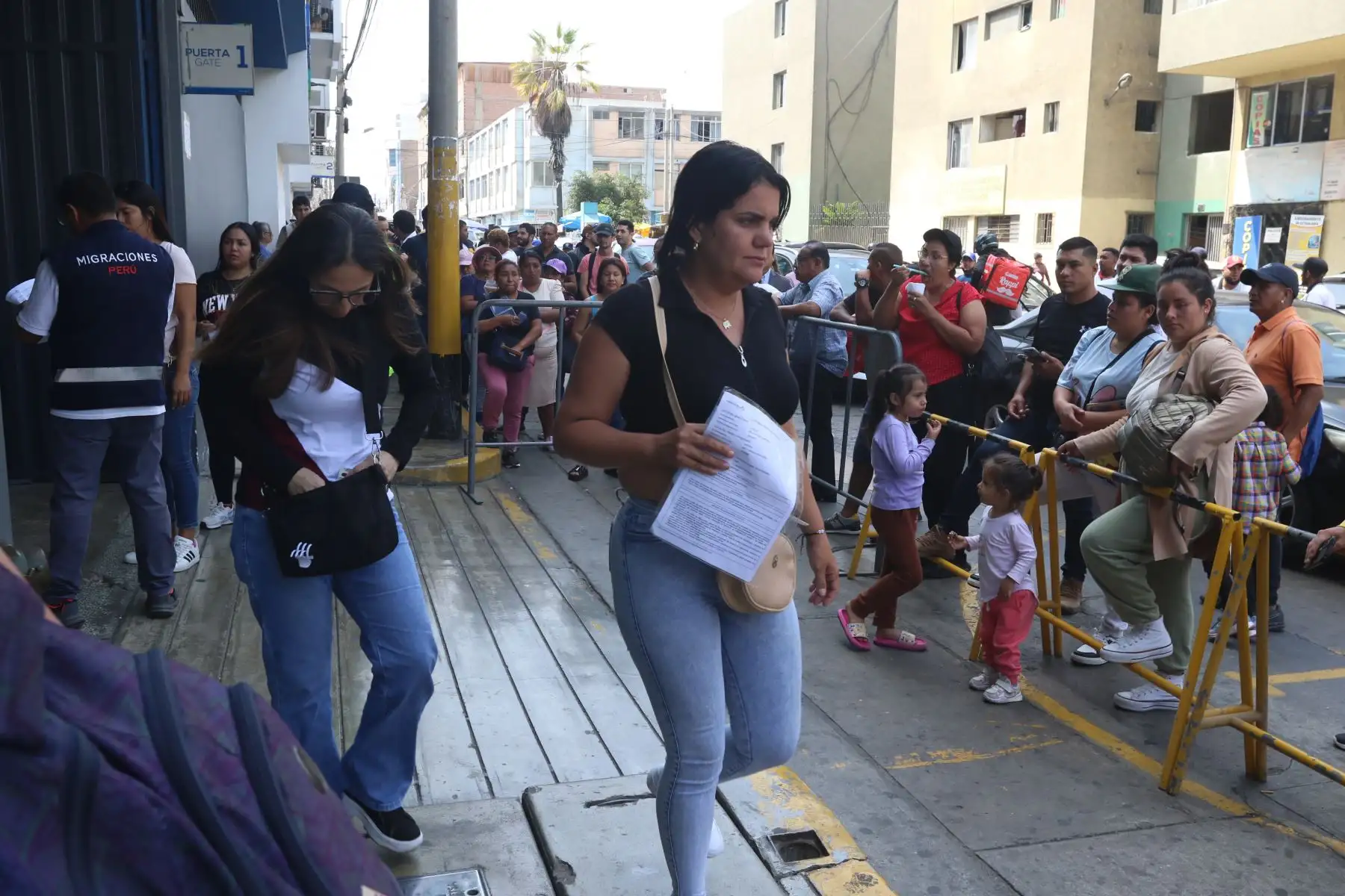 Se incrementa la afluencia de público en las inmediaciones de la Superintendencia Nacional de Migraciones, en el distrito de Breña, tras el anuncio de la ampliación de la vigencia del pasaporte electrónico por período de 10 años desde el 7 de mayo. FOTO: ANDINA/Héctor Vinces