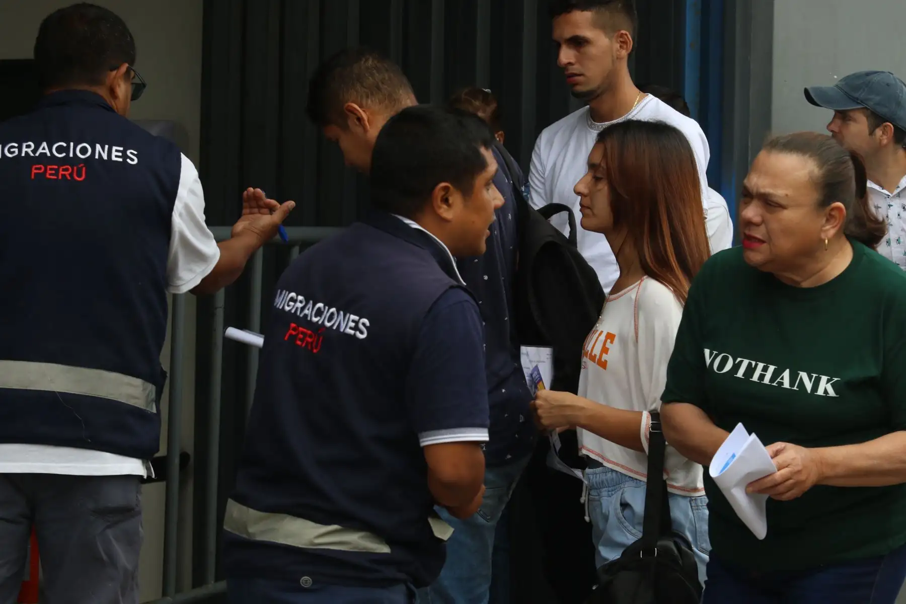 Se incrementa la afluencia de público en las inmediaciones de la Superintendencia Nacional de Migraciones, en el distrito de Breña, tras el anuncio de la ampliación de la vigencia del pasaporte electrónico por período de 10 años desde el 7 de mayo. FOTO: ANDINA/Héctor Vinces