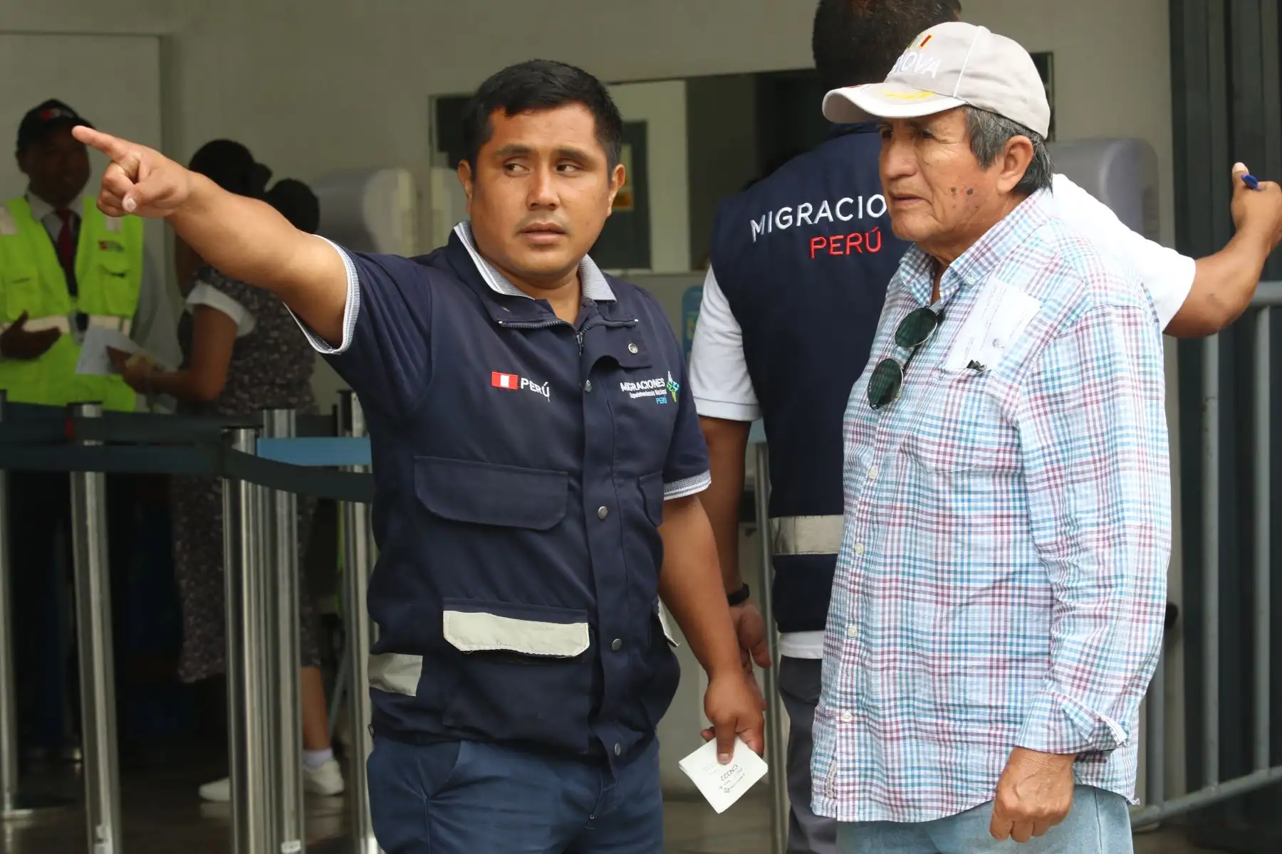 Se incrementa la afluencia de público en las inmediaciones de la Superintendencia Nacional de Migraciones, en el distrito de Breña, tras el anuncio de la ampliación de la vigencia del pasaporte electrónico por período de 10 años desde el 7 de mayo. FOTO: ANDINA/Héctor Vinces