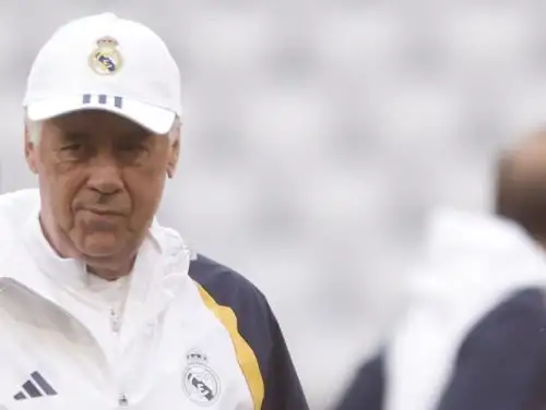 Carlo Ancelotti guarda mesura antes de la primera semifinal de la Liga de Campeones entre Real Madrid y Bayern Múnich