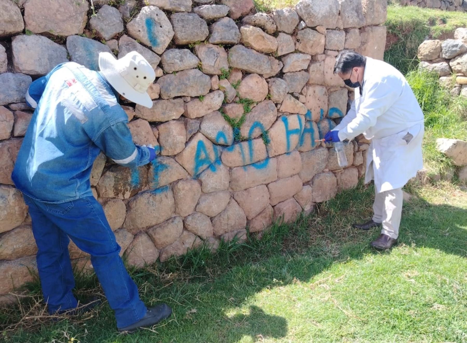 Especialistas de la Dirección de Cultura de Cusco limpian las pintas con aerosol que dañaron el muro inca del sitio arqueológico Wakapunku, ubicado al sur de la ciudad de Cusco. ANDINA/Difusión